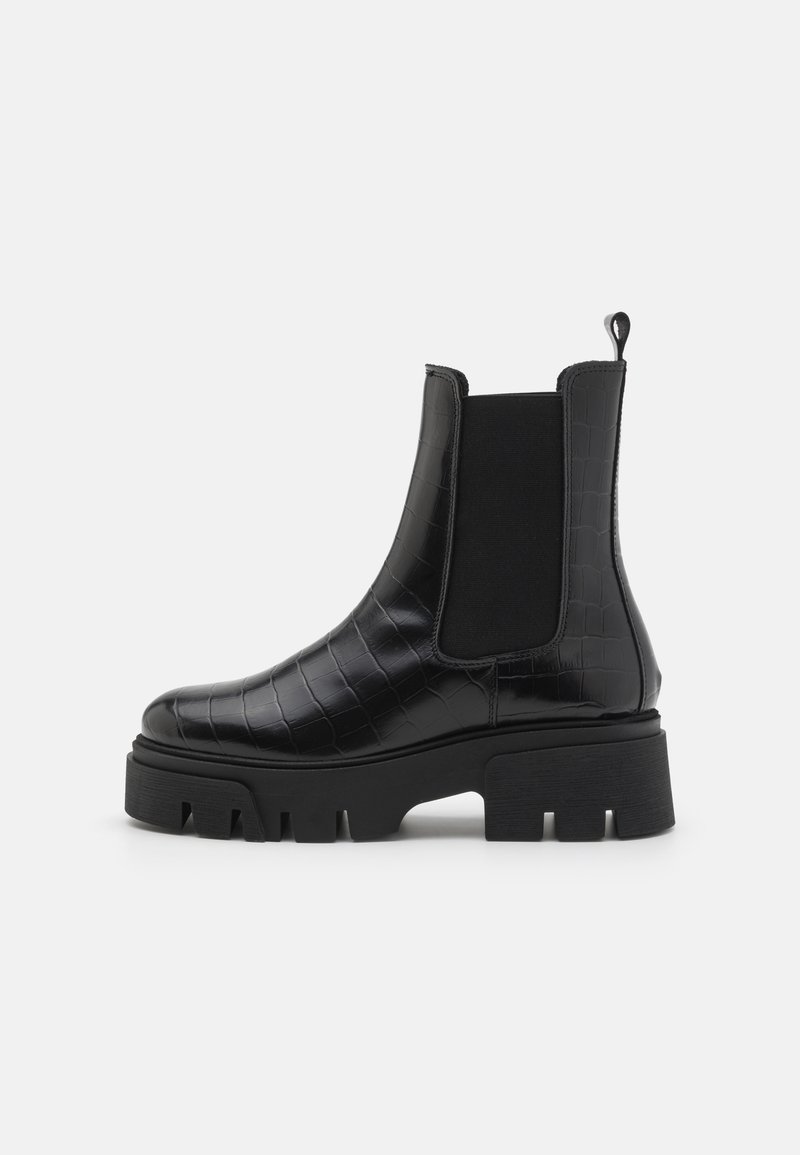 Zwarte chelsea boots met een krokodillenleertextuur, elastische zijpanelen en een stevige rubberen zool, met een aantrektong voor gemakkelijke toegang.