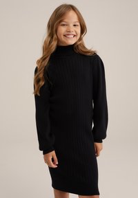 Černé žebrované pletené šaty s dlouhými rukávy, vysokým výstřihem a upnutou siluetou, vyrobené z měkké pleteniny.