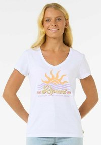 Hvid v-hals t-shirt lavet af bomuld, med et farverigt sol- og bølgemotiv samt tekst. Korte ærmer og en afslappet pasform.