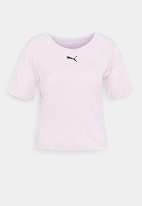 Rosa kortärmad t-shirt gjord av mjukt tyg, med rund halsringning och en liten svart Puma-logotyp på bröstet.