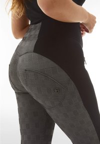 I leggings a vita alta presentano un motivo a scacchi nero e grigio, realizzati in materiale elastico con una texture liscia e un dettaglio con logo.