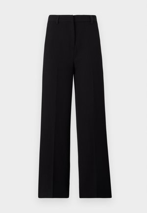 Pantalons larges noirs en tissu lisse, avec un devant plat et une taille épurée avec passants de ceinture, sans poches visibles ni embellissements.