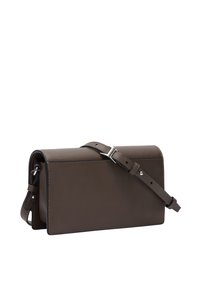 Braune Leder-Umhängetasche mit rechteckiger Form, verstellbarem Tragegurt und Steppnähten. Verfügt über ein elegantes Design und eine glatte Textur.