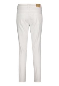 Pantalon blanc slim en mélange de coton, avec une texture lisse, deux poches arrière et une étiquette de marque en cuir marron sur la ceinture.