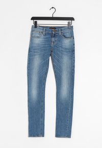 Blå slim-fit jeans med urtvättad front, fem fickor och knäppning som hänger på en svart galge mot vit bakgrund.