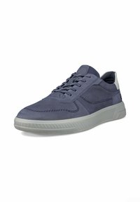 Sneaker blu navy realizzati in tessuto testurizzato, con punta rinforzata, suola in gomma grigia e accento sul tallone in un tono più chiaro.