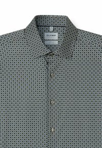 Gemustertes Hemd mit grauem Grundton, weißen und blauen Blumenmotiven, Kent-Kragen mit Knöpfen und elastischem Naturstoff.