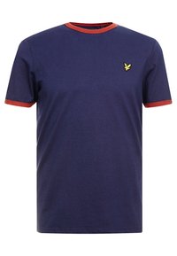 Granatowa koszulka polo z krótkim rękawem, z czerwonym wykończeniem kołnierzyka i krawędzi rękawów, z małym logo żółtego ptaka na lewej piersi.