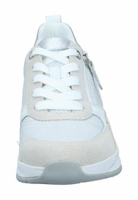 Weißer Sneaker aus Mesh und Wildleder, mit flachen Schnürsenkeln, silbernen Akzenten und einer strukturierten Sohle. Seitlicher Reißverschluss inklusive.