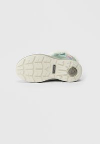 Bota de inverno infantil com parte superior estampada, sola texturizada branca e etiqueta de marca "Primigi" no centro da parte inferior.