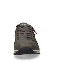 Graue Sportschuhe mit einem glatten Lederoberteil, strukturierten Schnürsenkeln, seitlichem Reißverschluss und schwarzer Gummisohle mit weißen Akzenten.