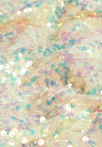 Tissu transparent recouvert de paillettes iridescentes, présentant des teintes pastel de bleu, rose et vert, avec une apparence texturée et superposée.