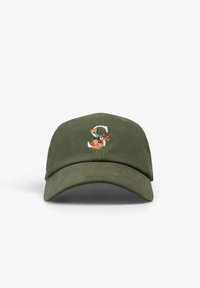 Gorra de béisbol verde oliva con una letra "S" bordada en blanco decorada con flores naranjas y rojas en el frente.