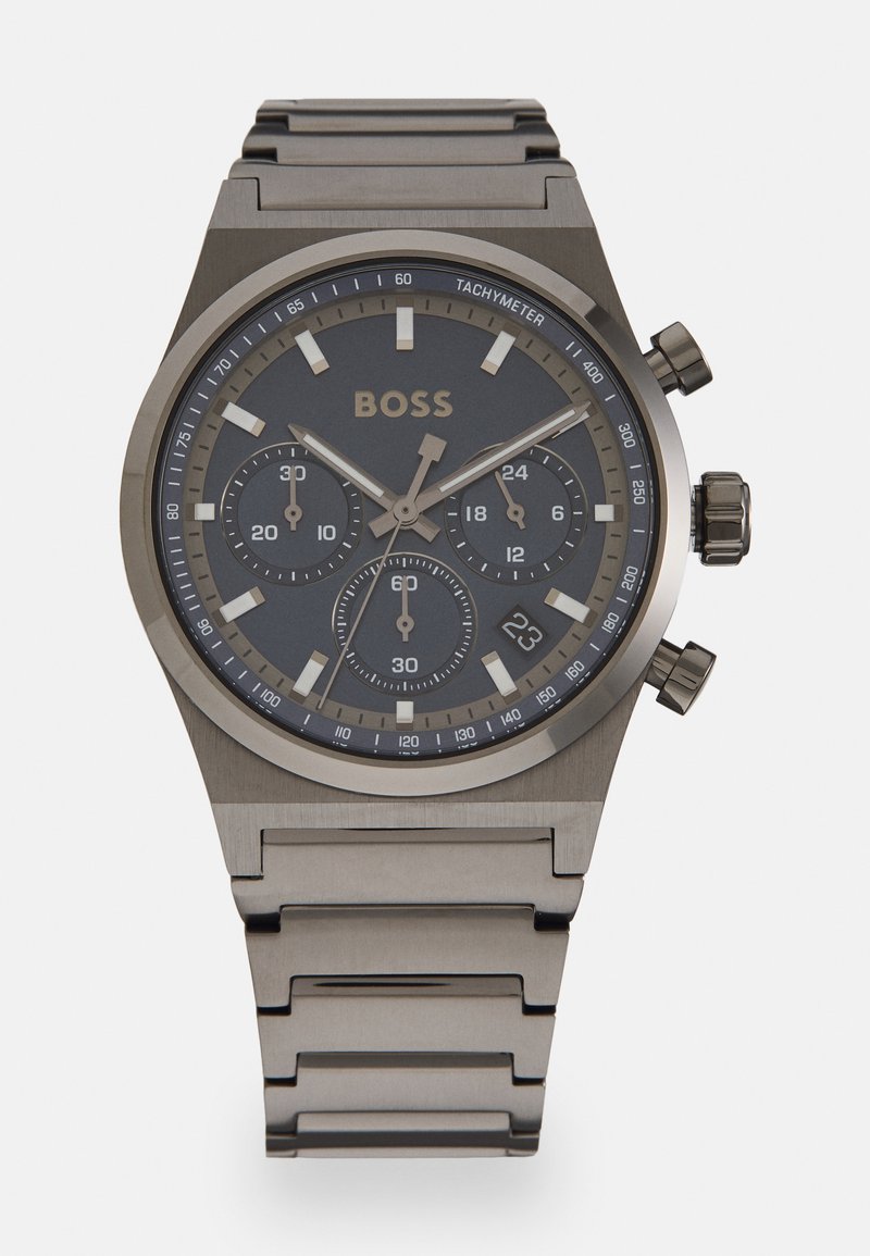 Szürke rozsdamentes acél óra sötét számlappal, krónográf alszámlapokkal, tachiméterrel, ezüst kiegészítőkkel és lánc fém szíjjal.