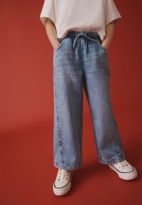 Next REGULAR FIT WIDE  - Platėjantys džinsai - mid blue denim