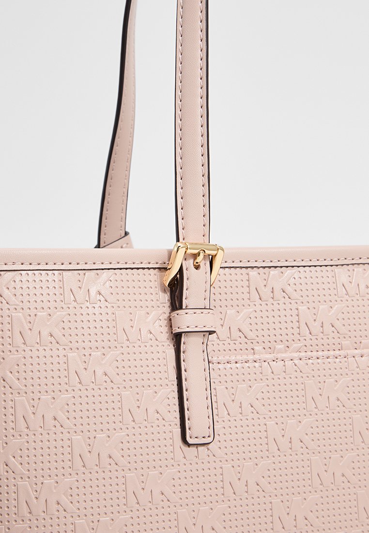 Bolso tote sintético rosa con patrón de logo MK en relieve, hardware dorado y correa ajustable. Textura suave y diseño estructurado.