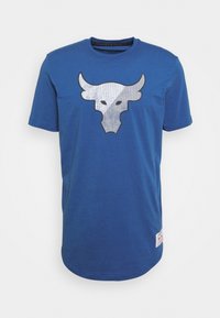 Blauw T-shirt van katoen, met een groot zilver kleurige stierenlogo in netdesign op de voorkant. Korte mouwen en een ronde halslijn.