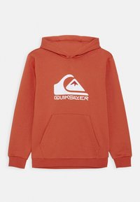 Felpa di colore ruggine con tasca a canguro frontale e logo Quiksilver bianco con design di onde e montagne.