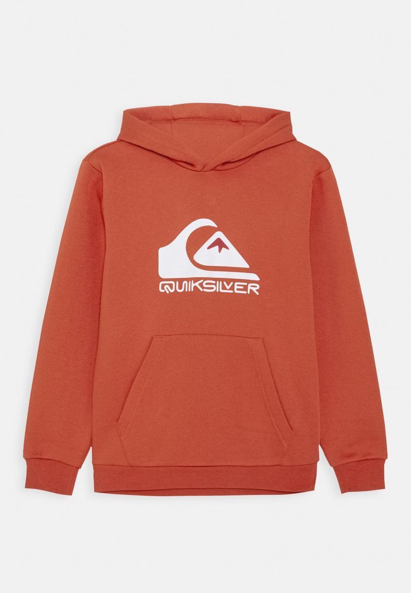 Felpa di colore ruggine con tasca a canguro frontale e logo Quiksilver bianco con design di onde e montagne.