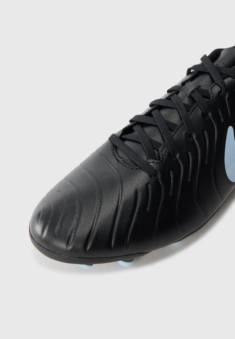 Botas de fútbol negras con un upper de cuero texturizado, forma curva y acentos en azul claro contrastante en la suela. Presenta cordones para el cierre.