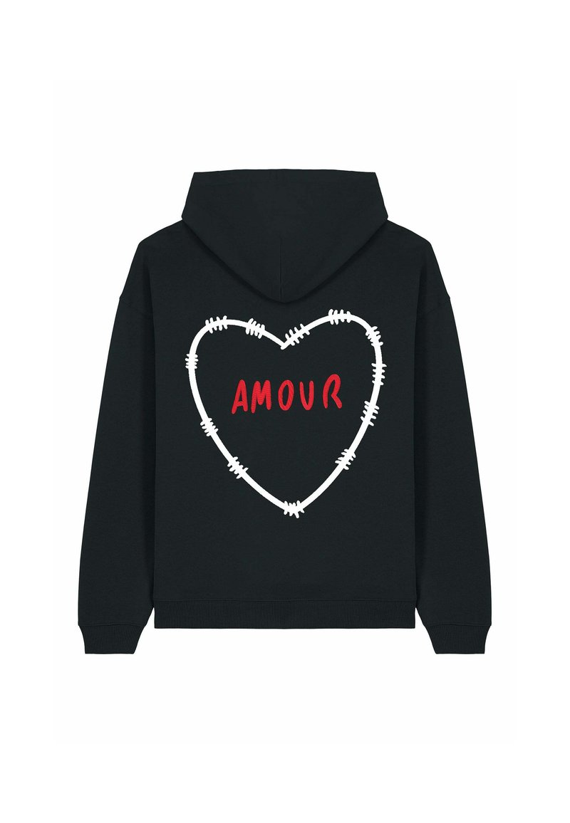 Čierna mikina s kapucňou s dizajnom na chrbte, kde sa nachádza biele srdce z ostnatého drôtu obklopujúce slovo "AMOUR" v červenej farbe, vyrobené z mäkkej tkaniny.
