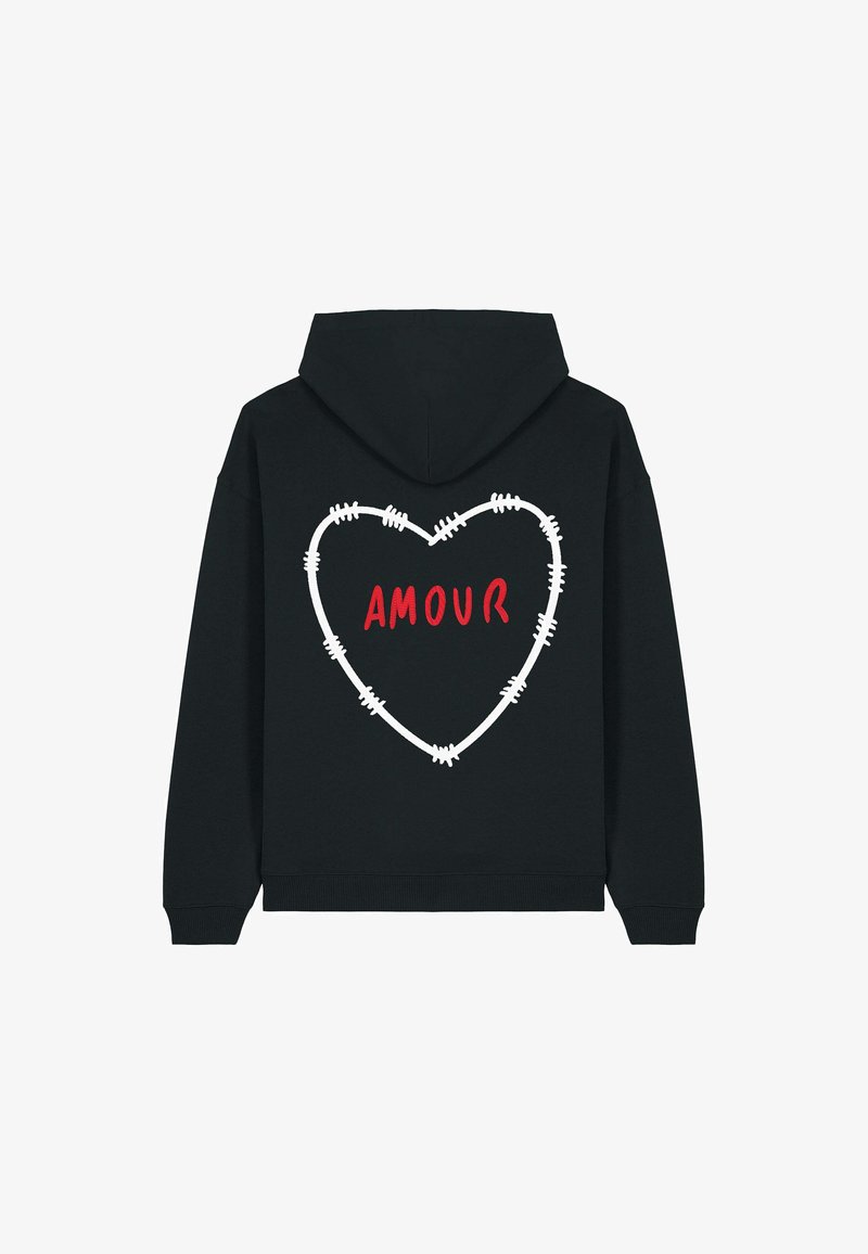Črna kapuca z zadnjo zasnovo bele srčne žice, ki obkroža besedo "AMOUR" v rdeči barvi, izdelana iz mehkega blaga.