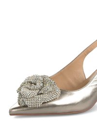 Pump slingback metallico oro con punta affilata, caratterizzato da una rosa in tessuto rialzata decorata con perle argento sul pannello anteriore. Finitura liscia.