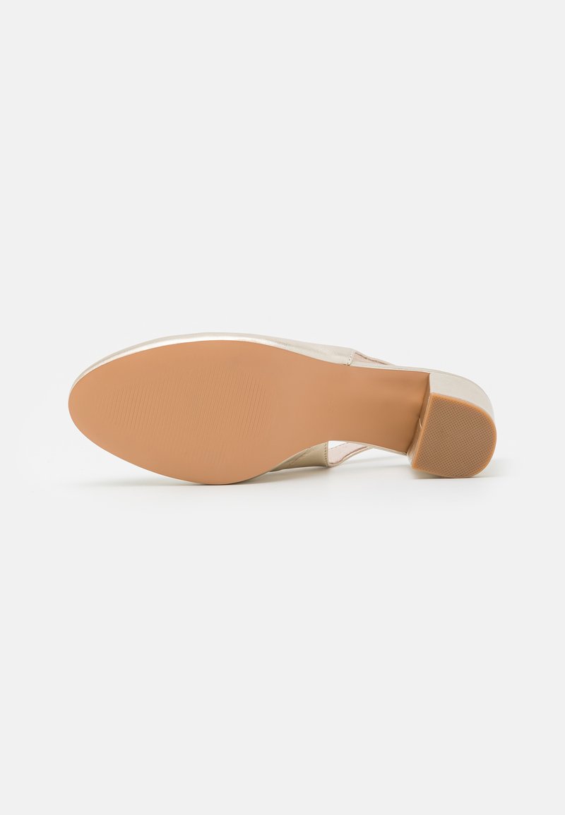 Chaussure à talon haut beige avec une finition lisse et brillante, dotée d'une sangle transparente et d'une semelle en caoutchouc tan solide avec un léger motif texturé.