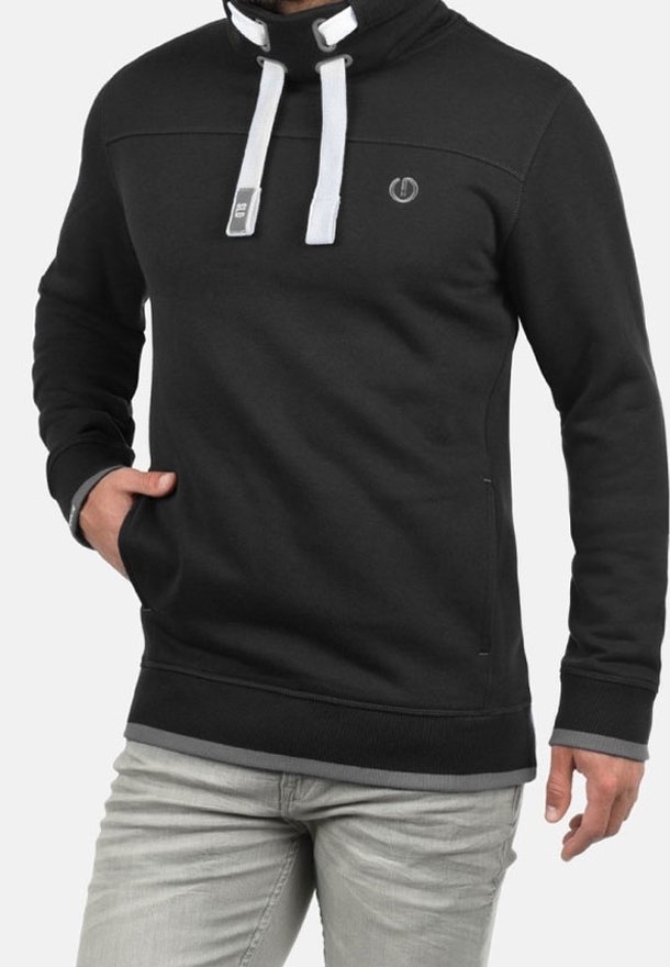 Sweat-shirt noir avec un col montant, des cordons blancs, un logo subtil et une poche avant. Poignets et ourlet côtelés avec une texture lisse.