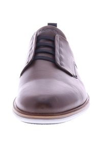 Bruinleren schoen met een gladde afwerking, voorzien van elastische veters, een ronde neus en een witte zool met een tan accent.