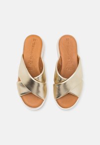 Sandales à enfiler avec brides croisées dorées, tige en cuir souple et semelle intérieure rembourrée couleur noisette, montées sur une semelle extérieure en caoutchouc blanche. Pointure 37.