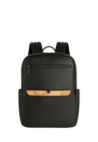 Zaino in pelle nera con zip superiore, tasca con accento beige e spallacci imbottiti. Superficie texturizzata e design minimalista.