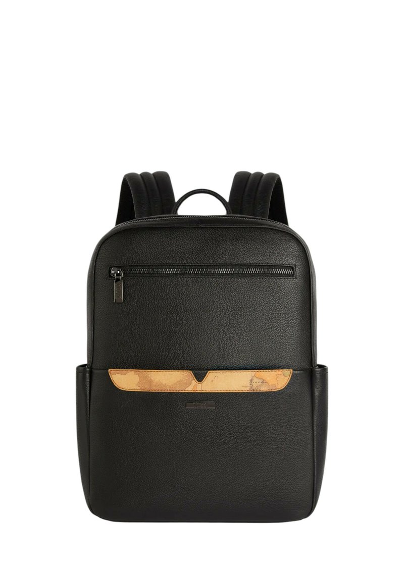 Zaino in pelle nera con zip superiore, tasca con accento beige e spallacci imbottiti. Superficie texturizzata e design minimalista.