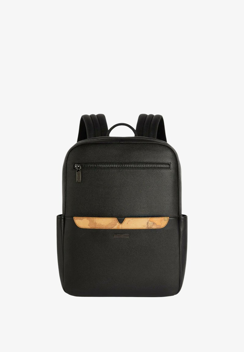 Zaino in pelle nera con zip superiore, tasca con accento beige e spallacci imbottiti. Superficie texturizzata e design minimalista.