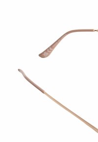 Ochelari cu ramă rotundă, cu brațe din plastic de culoare maro deschis, având gravate marcajele "CE" și "Fabricat în China". Textură netedă și design minimalist.