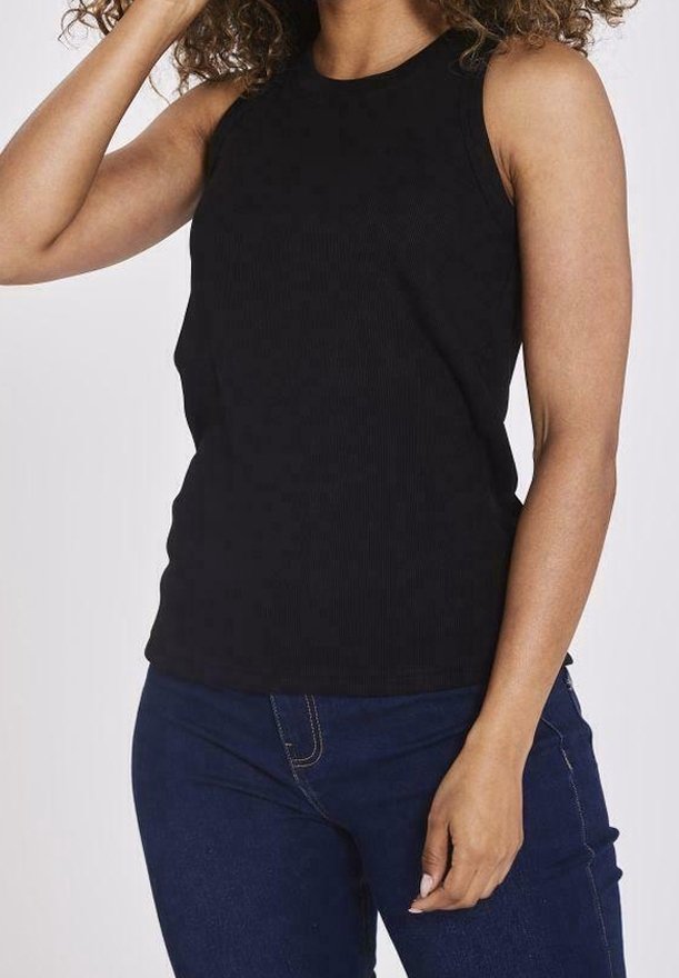 Czarny bezrękawnik o prążkowanej strukturze, z okrągłym dekoltem, dopasowanym kroju i gładkiej teksturze, zestawiony z ciemnoniebieskimi dżinsami.