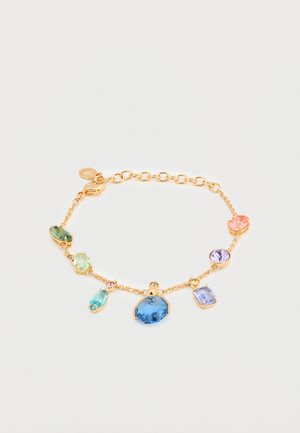 Gouden armband met schakels en edelstenen in verschillende vormen en kleuren, waaronder blauw, groen, roze, paars en geel, plat liggend op een witte achtergrond.