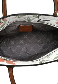Sac à main à motif floral avec un extérieur texturé blanc, des poignées en cuir marron et un intérieur gris doublé avec un motif en diamant.