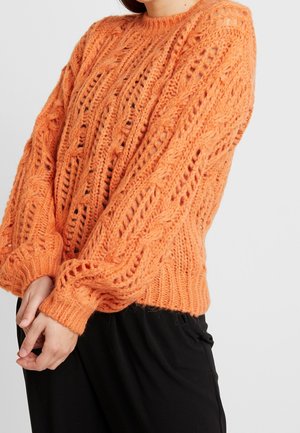 Gestrickter oranger Pullover mit einem strukturierten, offenen Maschenmuster und langen, voluminösen Ärmeln. Rippenbündchen und Saum sorgen für eine enge Passform.