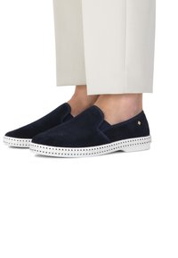 Navy suède instapschoenen met perforaties, witte rubberen zool en decoratieve stiksels langs de rand. Rondneus design.