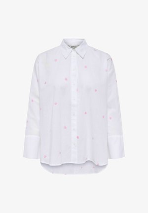 Chemise blanche à boutons avec manches longues, présentant des motifs de cœurs roses éparpillés. Fabriquée en tissu léger avec un ourlet arrondi.