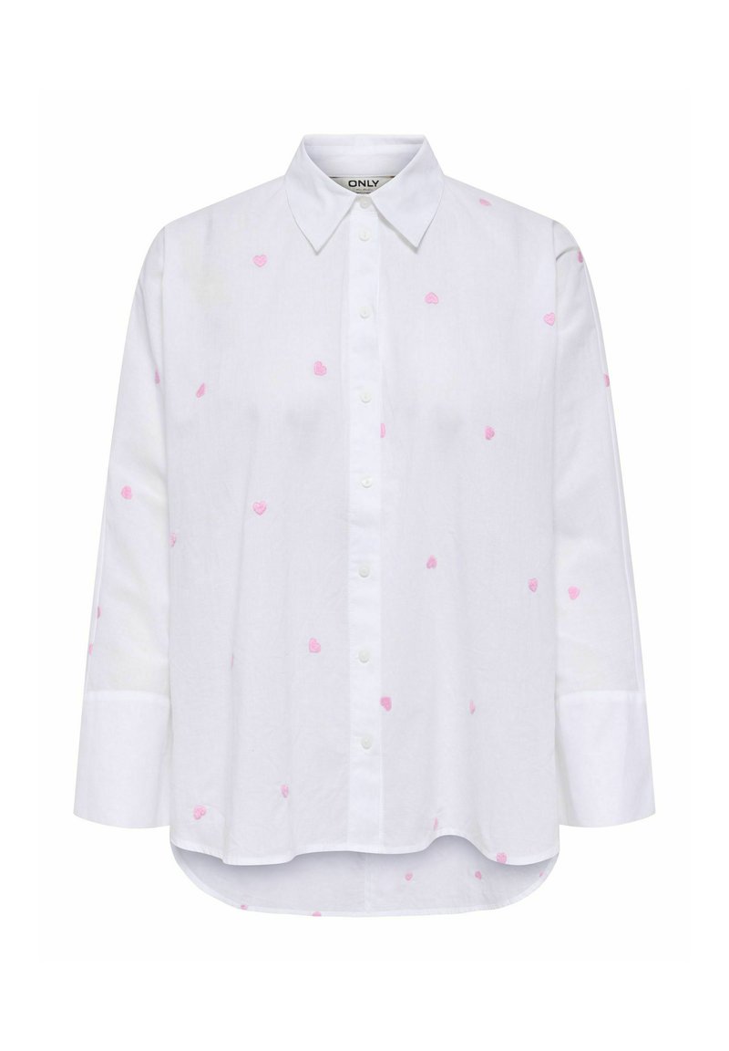 Chemise blanche à boutons avec manches longues, présentant des motifs de cœurs roses éparpillés. Fabriquée en tissu léger avec un ourlet arrondi.