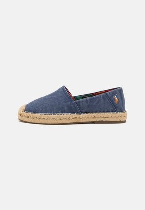 Espadrille bleue à enfiler avec semelle en jute tressé et petit logo brodé sur le talon, vue de côté sur un fond blanc.