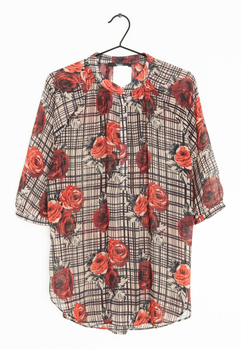 Gennemsigtig bluse med høj krave, prydet med et blomstermønster af røde roser på en ternet beige baggrund. Korte, brede ærmer.