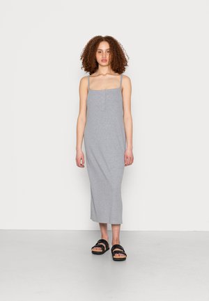 Vestido midi cinza, com nervuras, alças finas e detalhe de botões à frente, combinado com sandálias pretas com sola de cortiça.