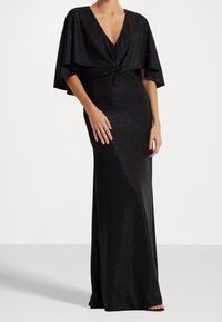 Svart golvlång klänning med V-formad halsringning, med en vriden framdetalj och korta vida ärmar, tillverkad av en texturerad tyg.