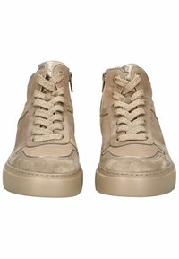 Beige High-Top-Sneaker mit einer Wildleder-Oberfläche, ausgestattet mit Schnürungen, strukturierten Seitenpanelen und einer Gummisohle. Akzente sind goldene Hardware.