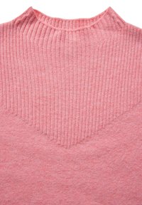 Różowy sweter prążkowany z wysokim dekoltem w kształcie litery V na klatce piersiowej. Miękka tekstura i jednolity kolor na całej powierzchni.