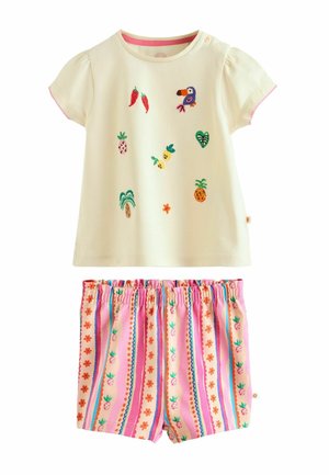 Kreminės spalvos trumpomis rankovėmis marškinėliai mažyliams su siuvinėtais tropiniais motyvais ir rožinės spalvos elastiniu juosmeniu šortai su daugiakolorėmis juostelėmis ir ananasų raštais.
