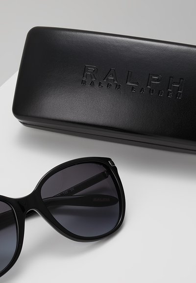 Svarta överdimensionerade solglasögon med gradient mörka linser; inkluderar ett texturerat svart fodral med präglad "RALPH RALPH LAUREN"-logotyp.